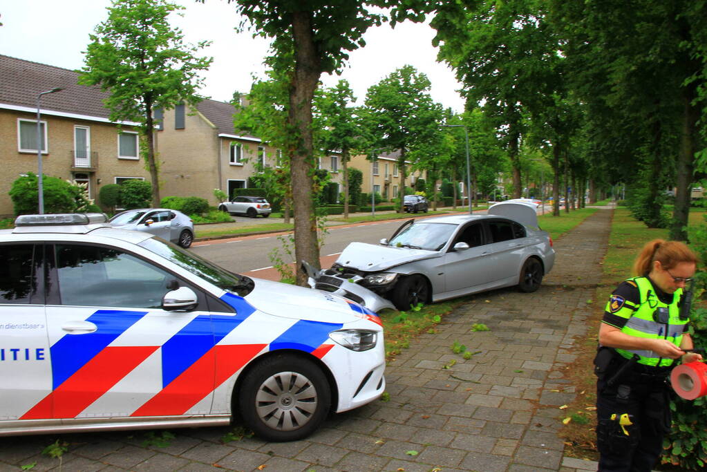 Auto botst frontaal tegen boom, bestuurder spoorloos