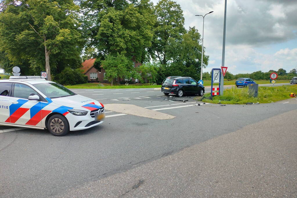 Twee personenauto's botsen op kruising