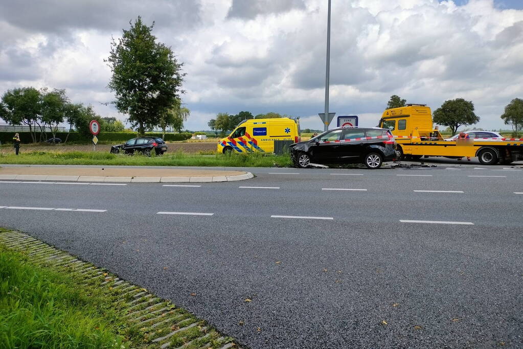 Twee personenauto's botsen op kruising