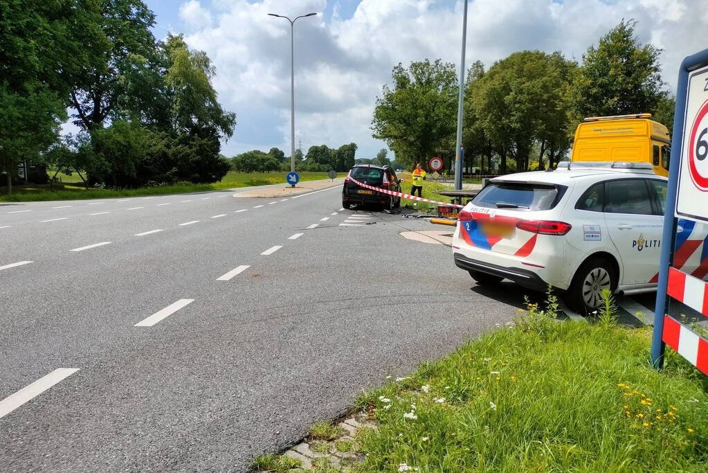 Twee personenauto's botsen op kruising