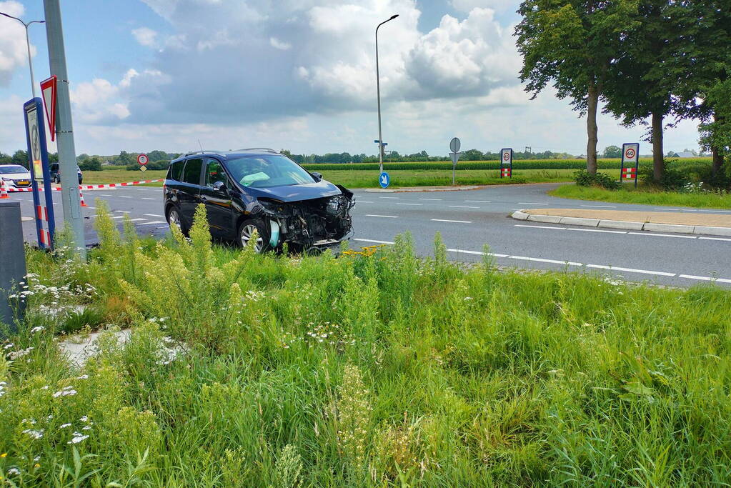 Twee personenauto's botsen op kruising