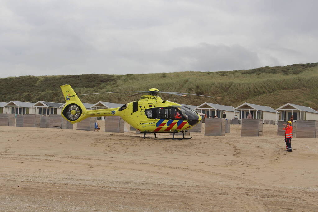 Traumahelikopter landt op het strand