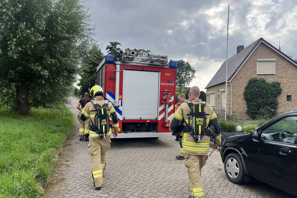 Brandweer verricht metingen wegens gaslucht