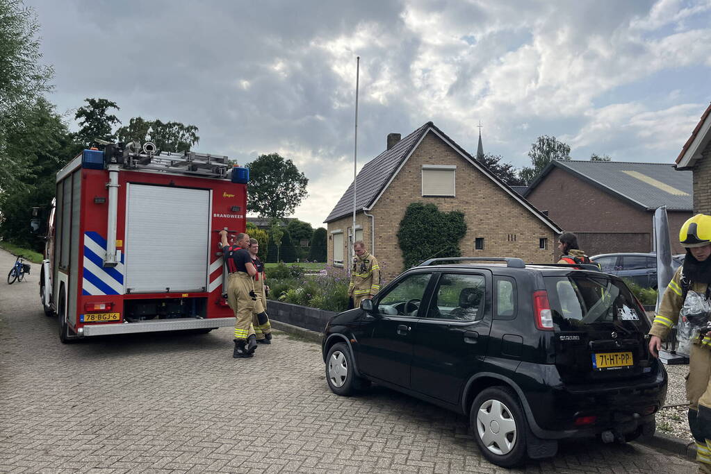 Brandweer verricht metingen wegens gaslucht