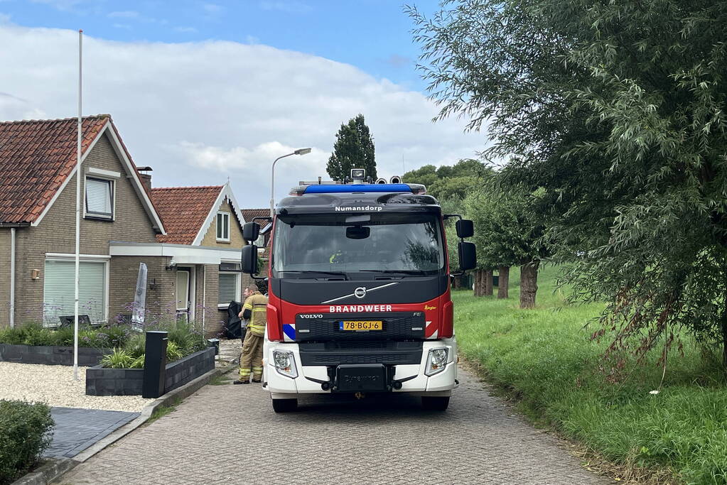 Brandweer verricht metingen wegens gaslucht