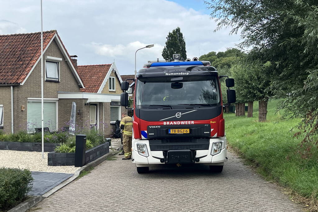 Brandweer verricht metingen wegens gaslucht