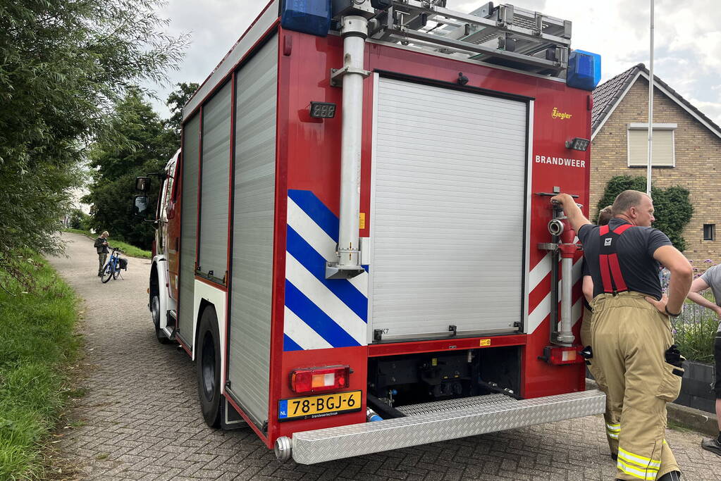 Brandweer verricht metingen wegens gaslucht