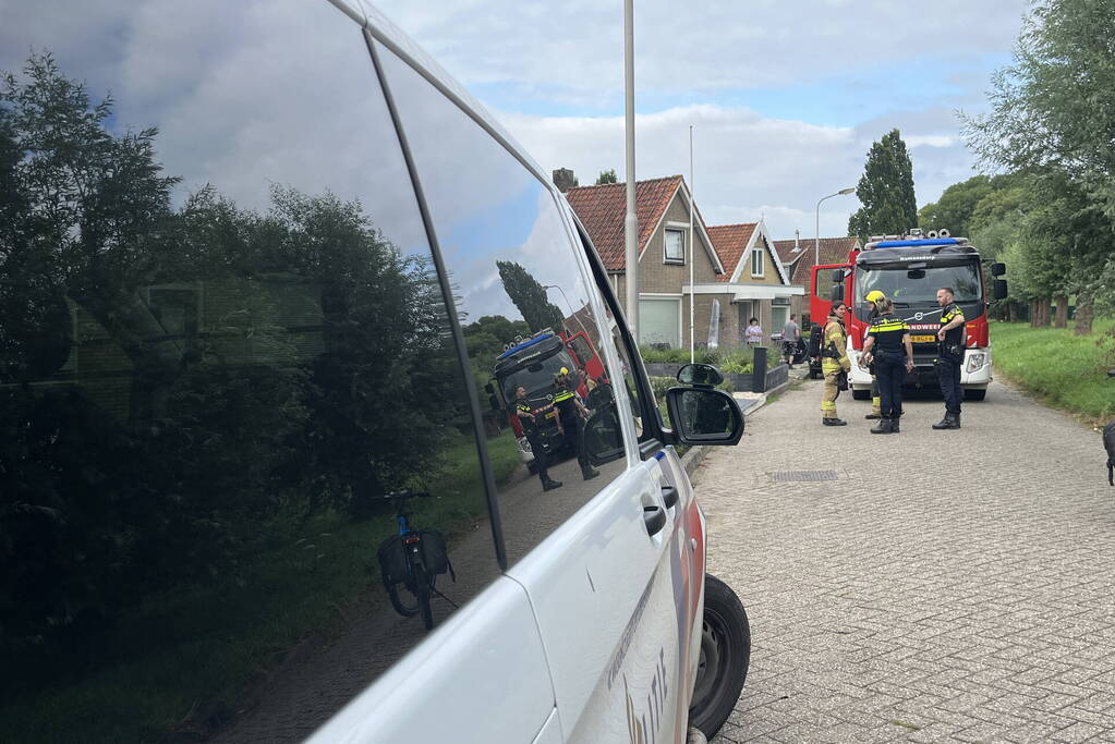 Brandweer verricht metingen wegens gaslucht