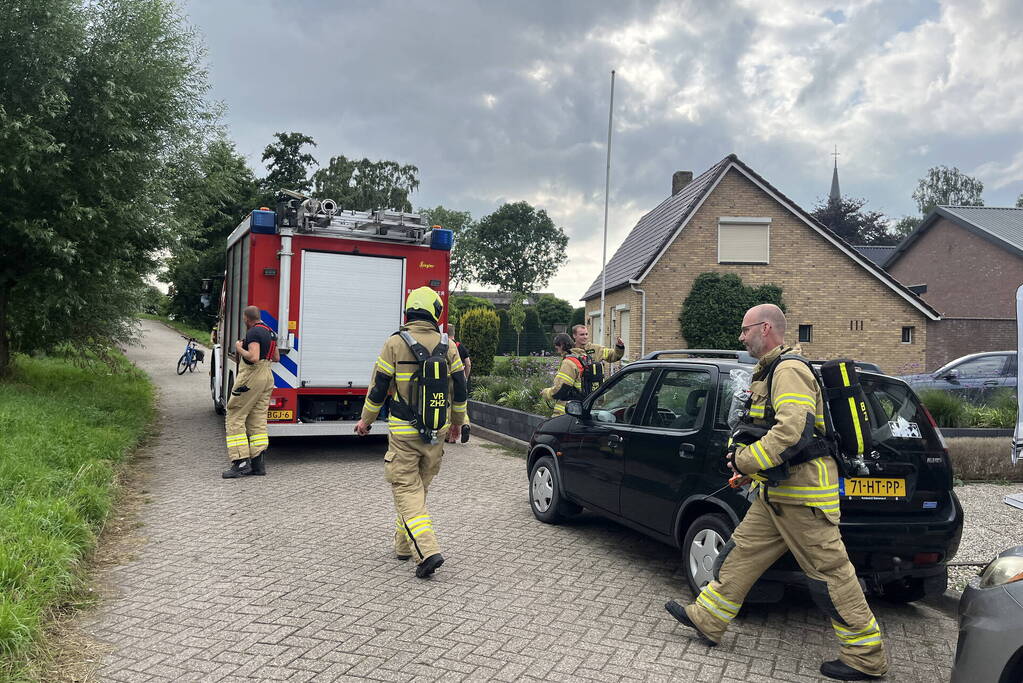 Brandweer verricht metingen wegens gaslucht