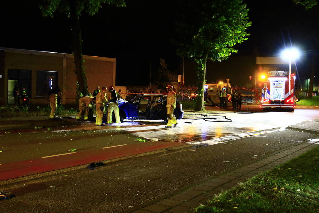 Auto in brand na frontale botsing tegen boom, twee gewonden