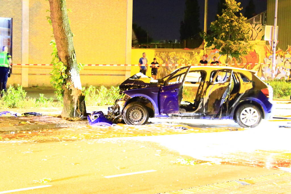 Auto in brand na frontale botsing tegen boom, twee gewonden