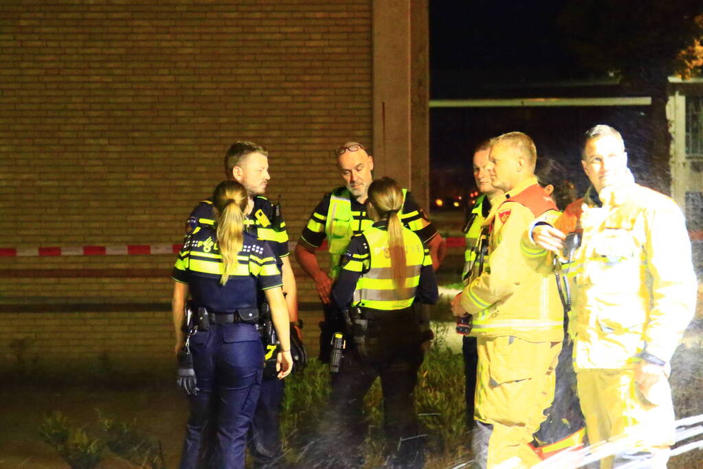 Auto in brand na frontale botsing tegen boom, twee gewonden