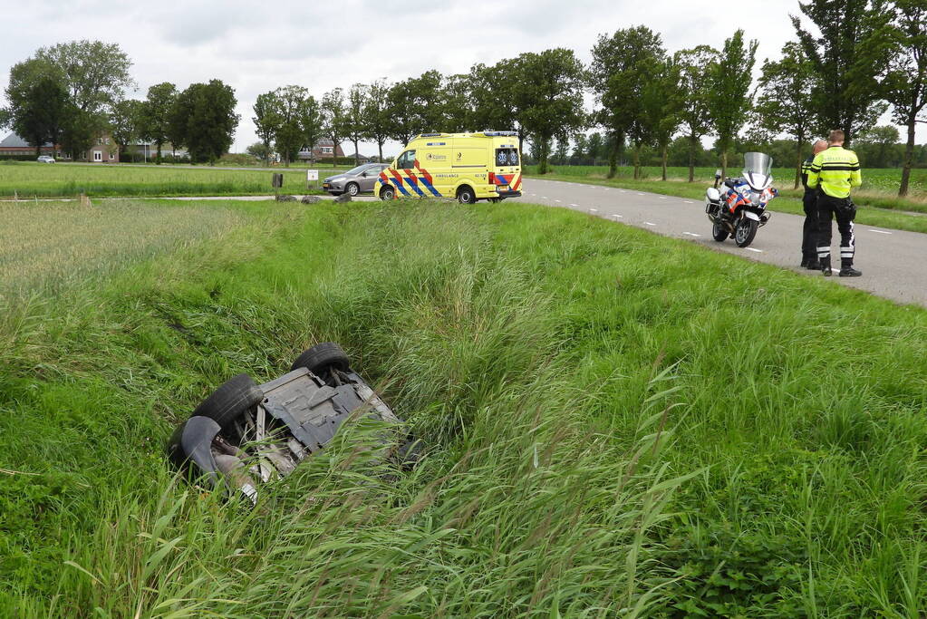 Auto belandt op zijn kop in de sloot