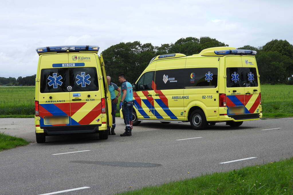 Auto belandt op zijn kop in de sloot