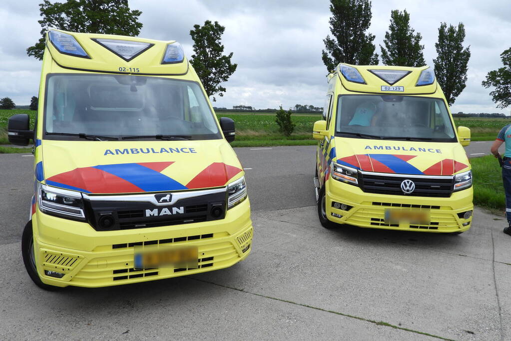 Auto belandt op zijn kop in de sloot