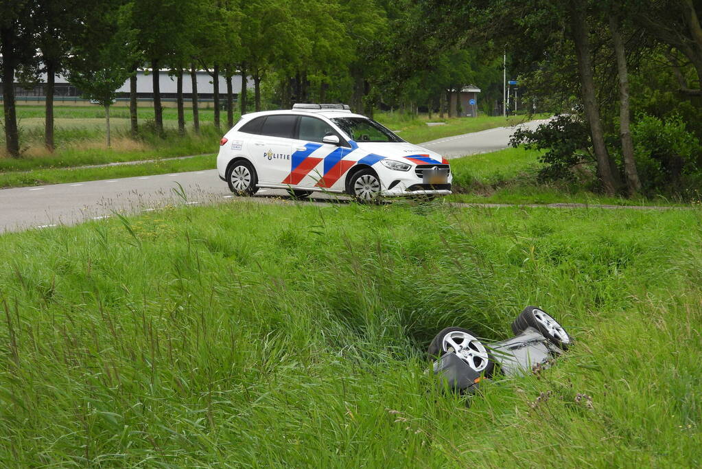 Auto belandt op zijn kop in de sloot