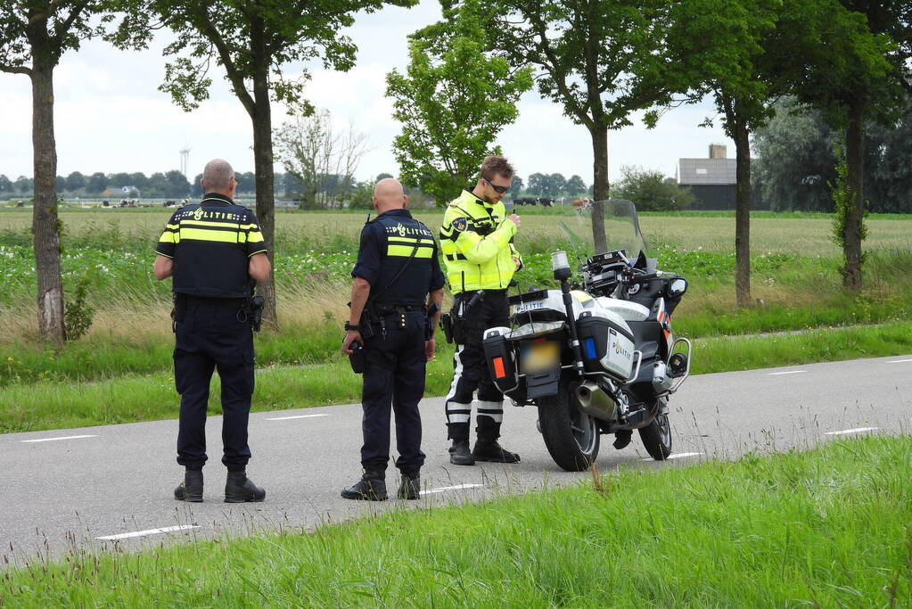 Auto belandt op zijn kop in de sloot