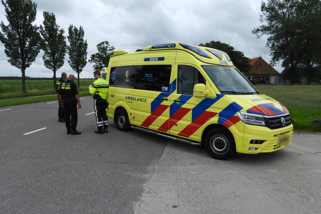 Auto belandt op zijn kop in de sloot