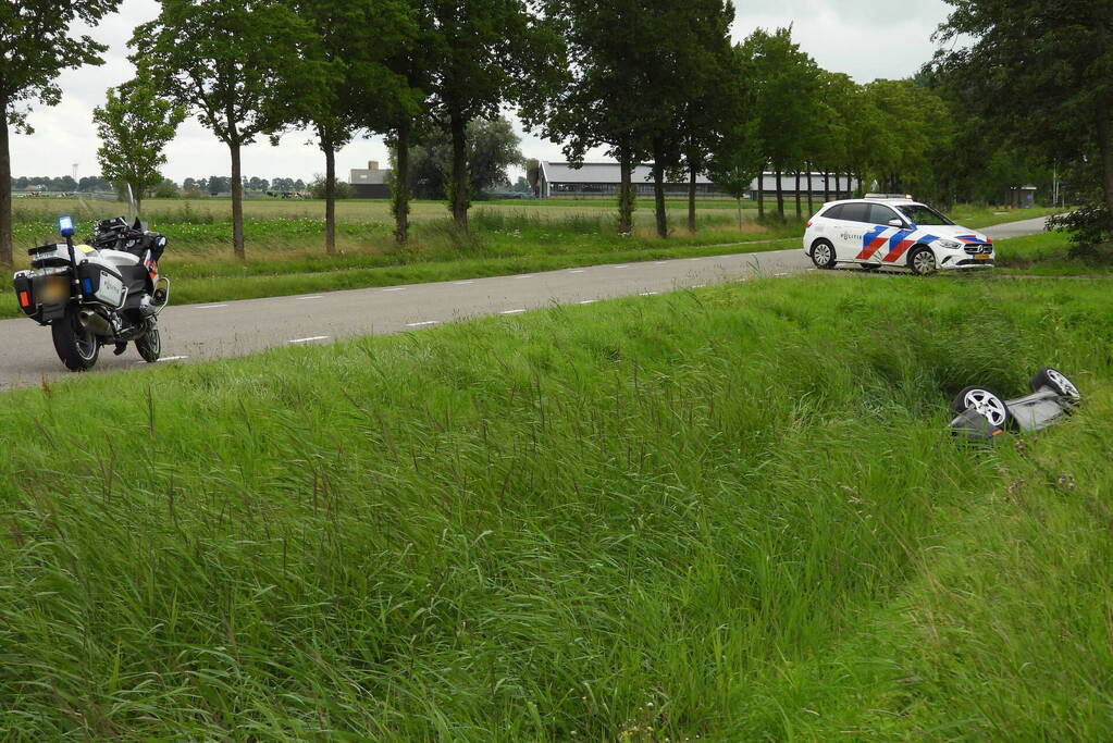 Auto belandt op zijn kop in de sloot