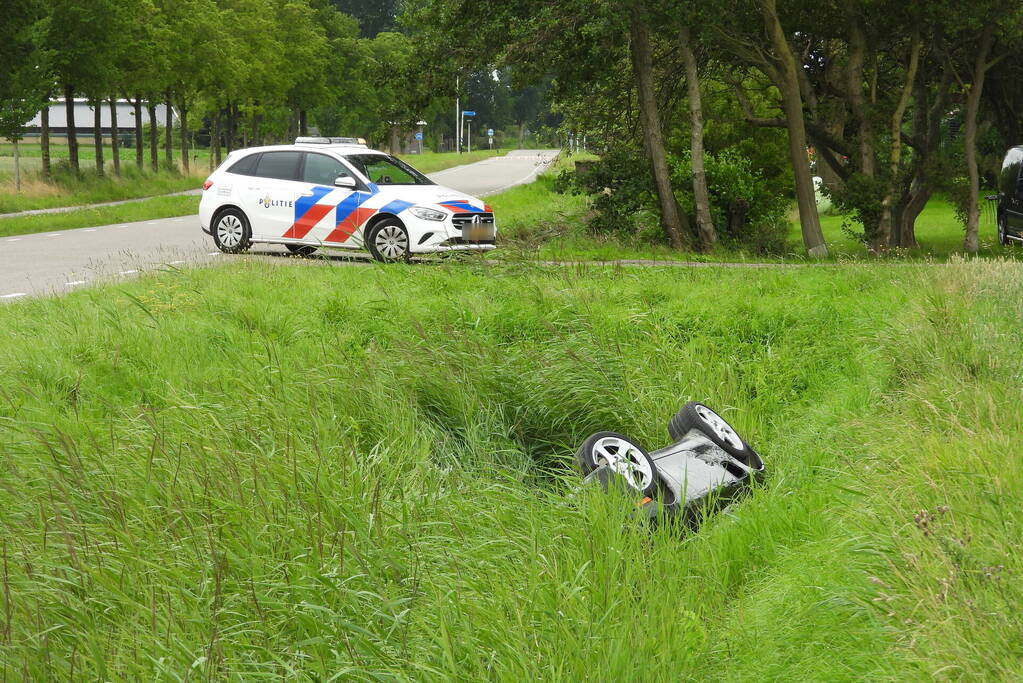 Auto belandt op zijn kop in de sloot