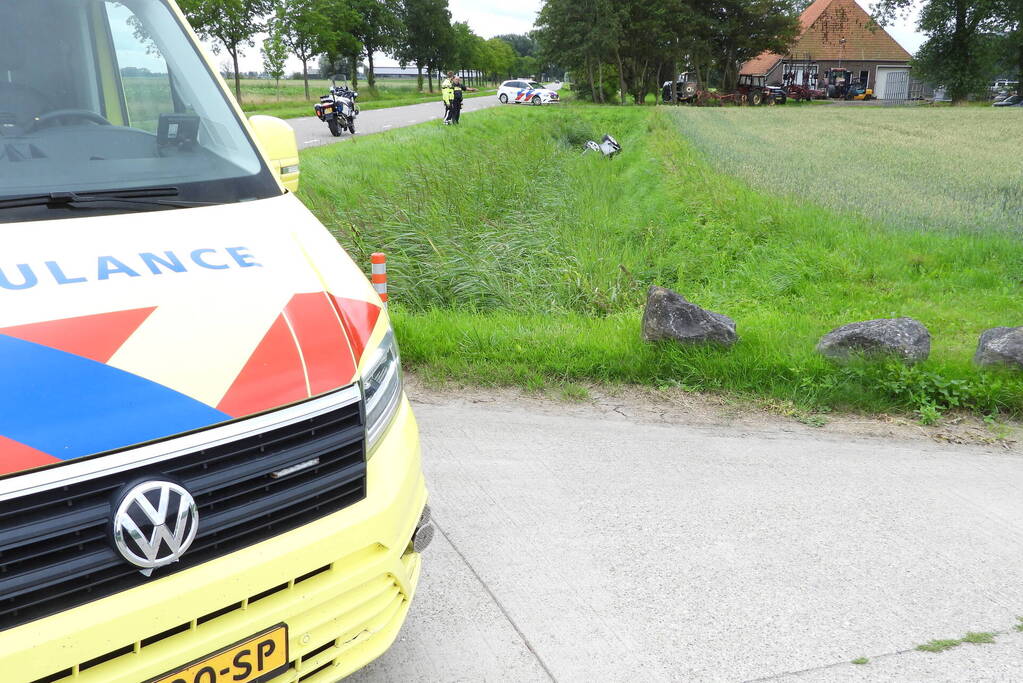 Auto belandt op zijn kop in de sloot