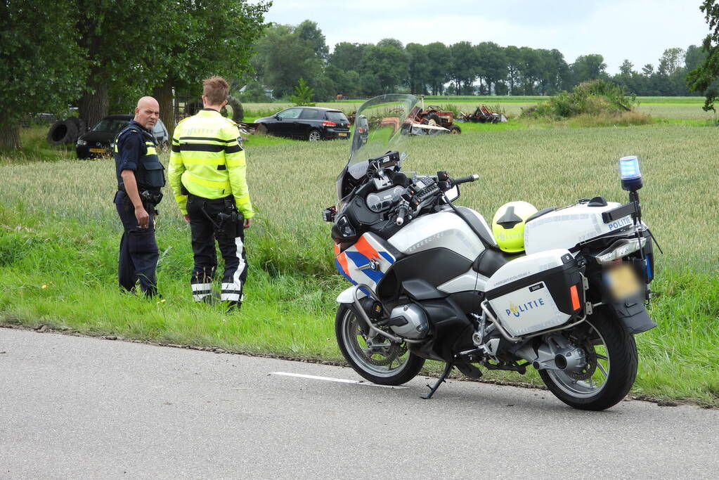 Auto belandt op zijn kop in de sloot