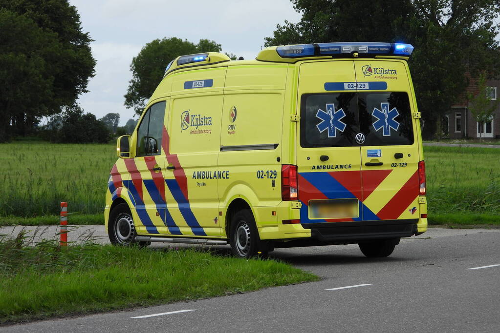 Auto belandt op zijn kop in de sloot