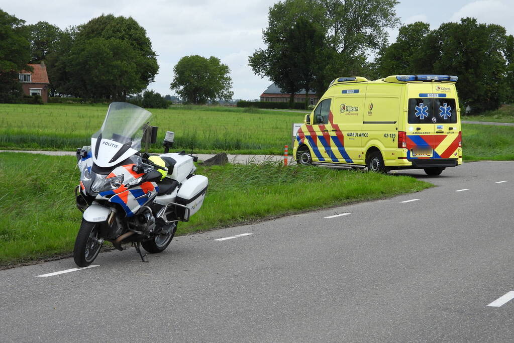 Auto belandt op zijn kop in de sloot