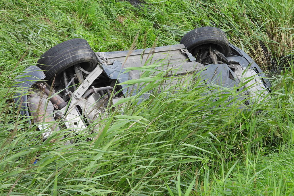 Auto belandt op zijn kop in de sloot