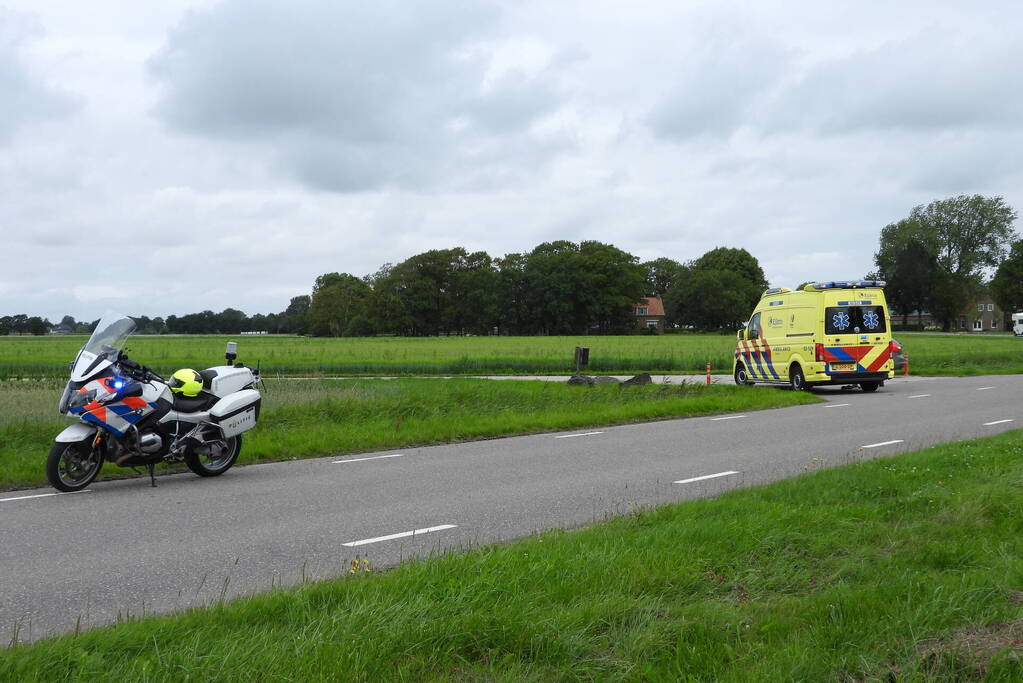 Auto belandt op zijn kop in de sloot