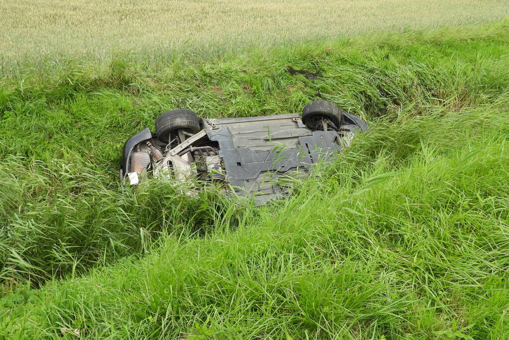 Auto belandt op zijn kop in de sloot