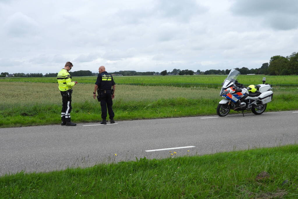 Auto belandt op zijn kop in de sloot