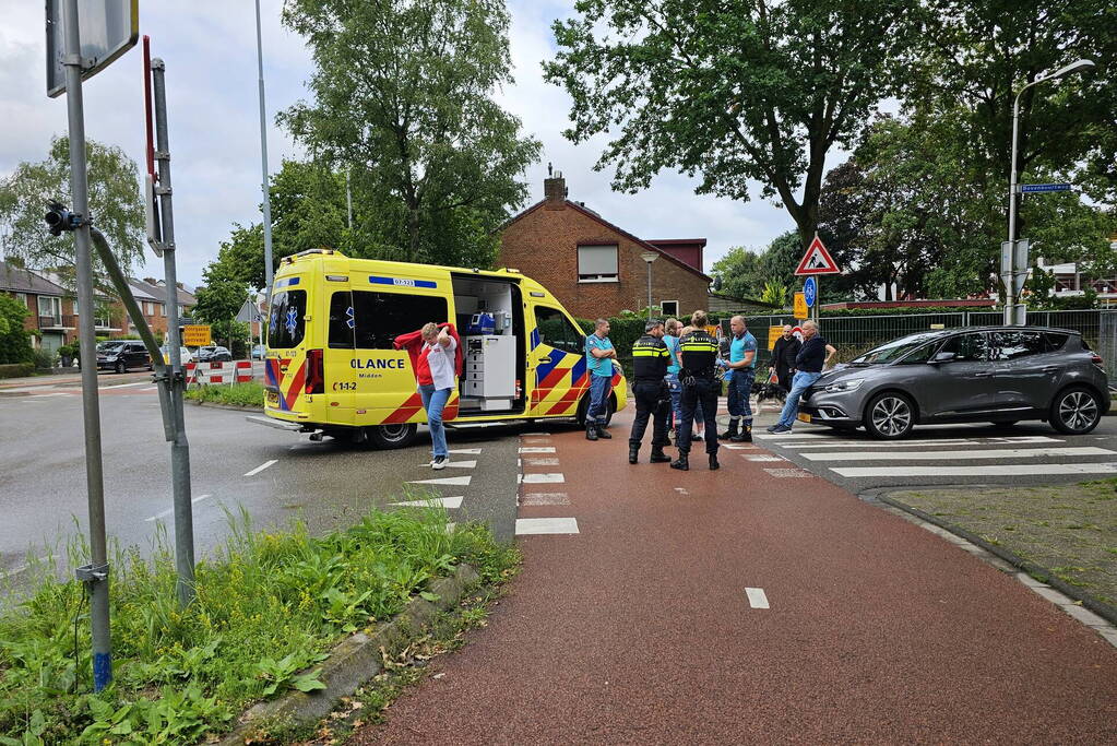 Fietser hard ten val op rotonde