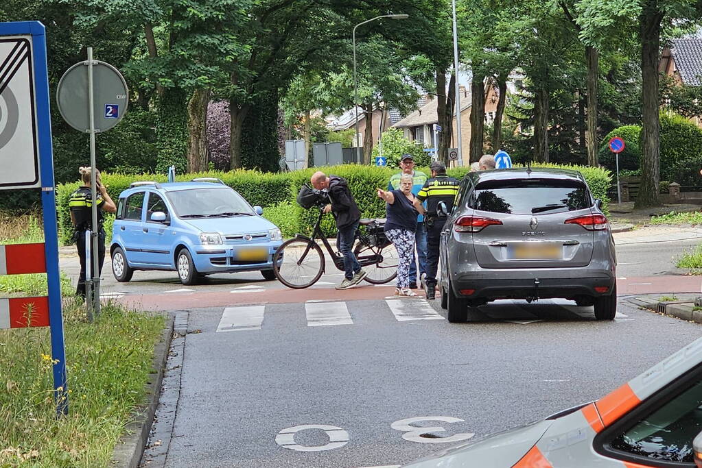 Fietser hard ten val op rotonde