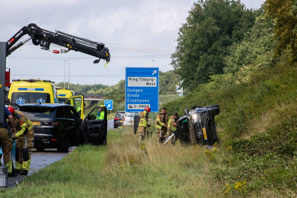 Automobilist slaat over de kop en raakt gewond