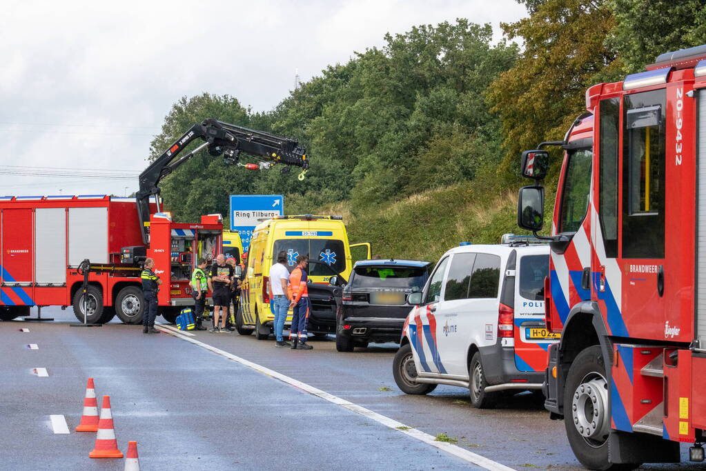 Automobilist slaat over de kop en raakt gewond