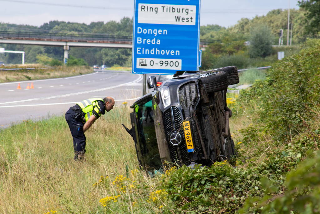 Automobilist slaat over de kop en raakt gewond