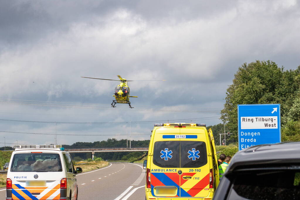 Automobilist slaat over de kop en raakt gewond