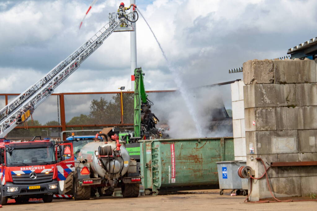 Hevige rookontwikkeling bij brand op terrein van recyclingbedrijf