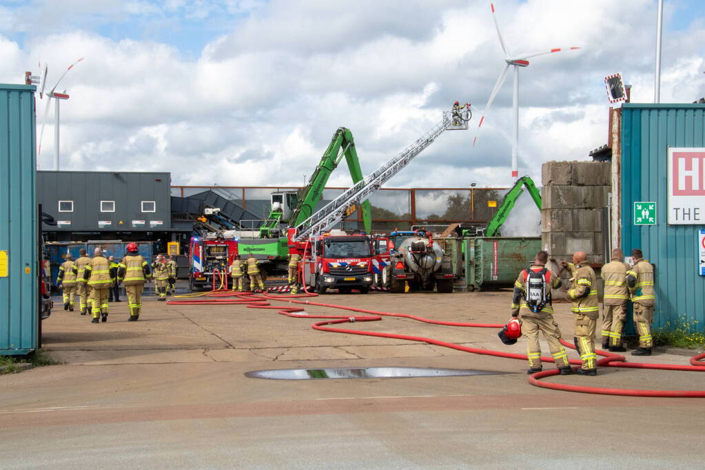 Hevige rookontwikkeling bij brand op terrein van recyclingbedrijf