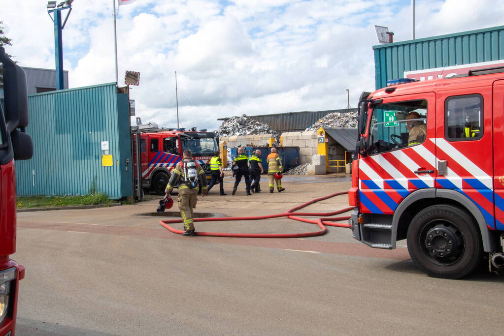 Hevige rookontwikkeling bij brand op terrein van recyclingbedrijf