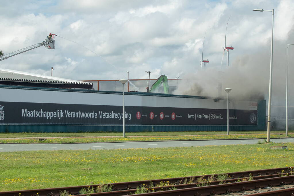 Hevige rookontwikkeling bij brand op terrein van recyclingbedrijf