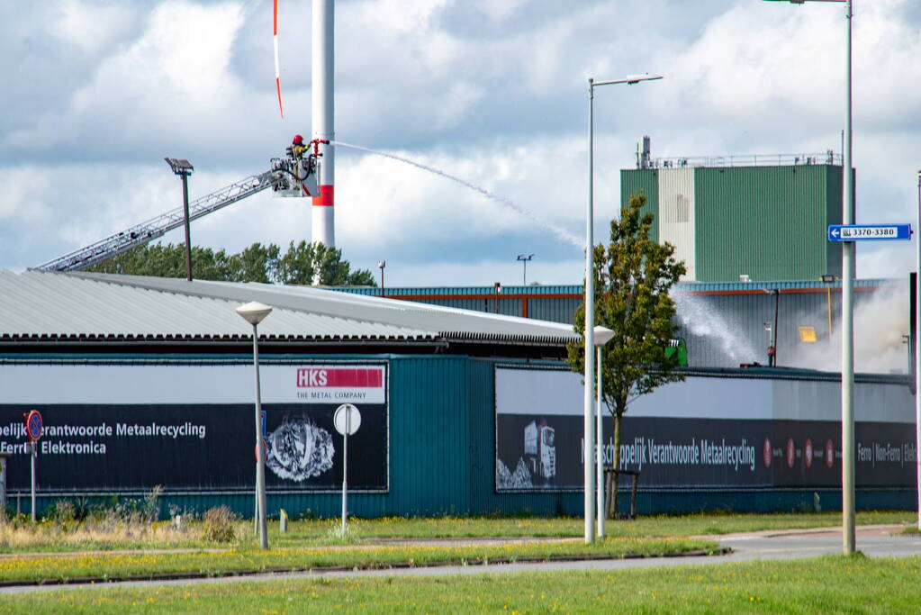 Hevige rookontwikkeling bij brand op terrein van recyclingbedrijf