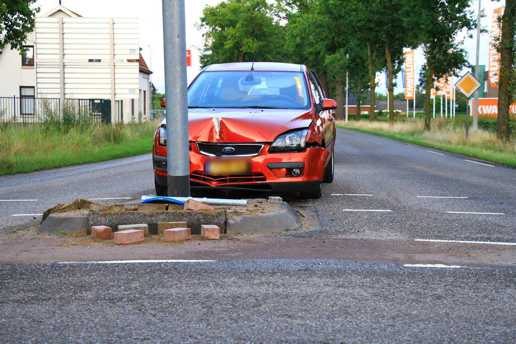 Opnieuw auto tegen lantaarnpaal gecrasht