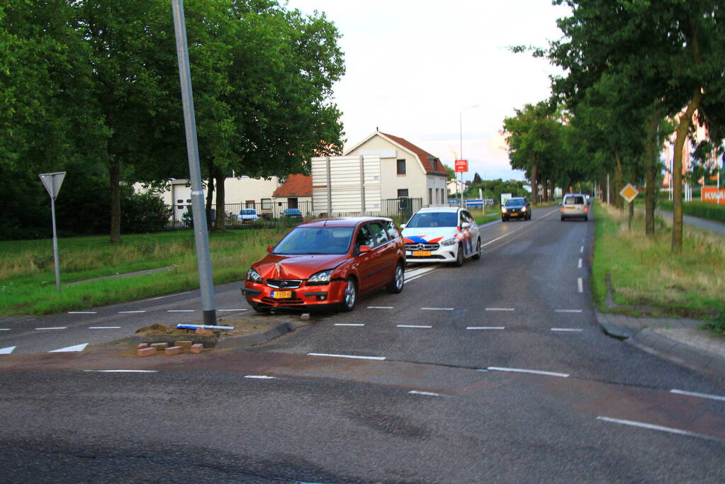 Opnieuw auto tegen lantaarnpaal gecrasht