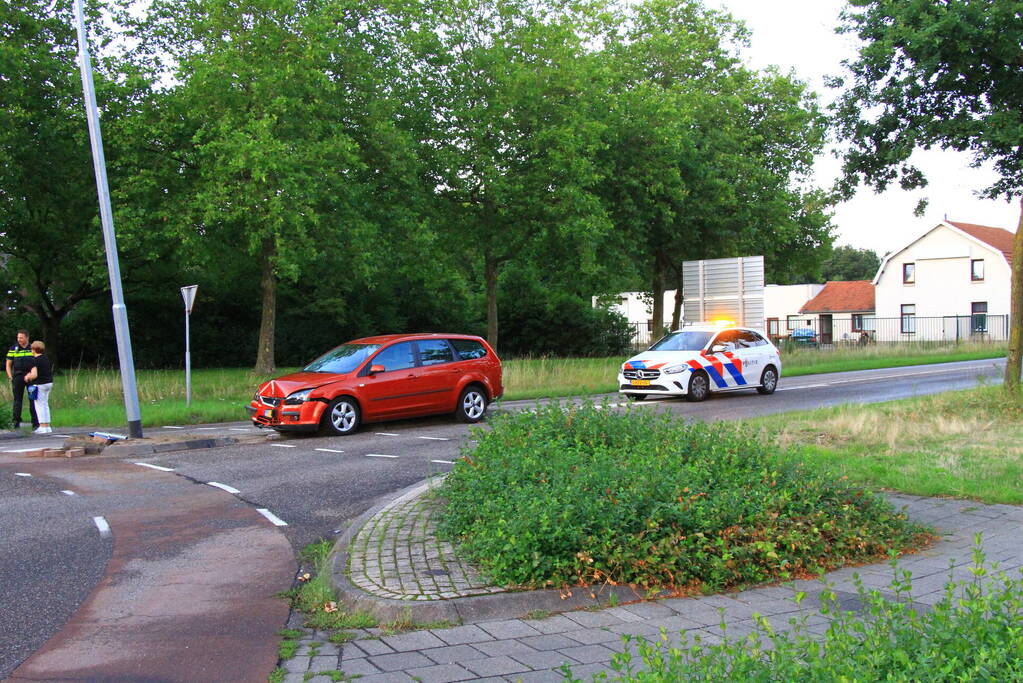 Opnieuw auto tegen lantaarnpaal gecrasht