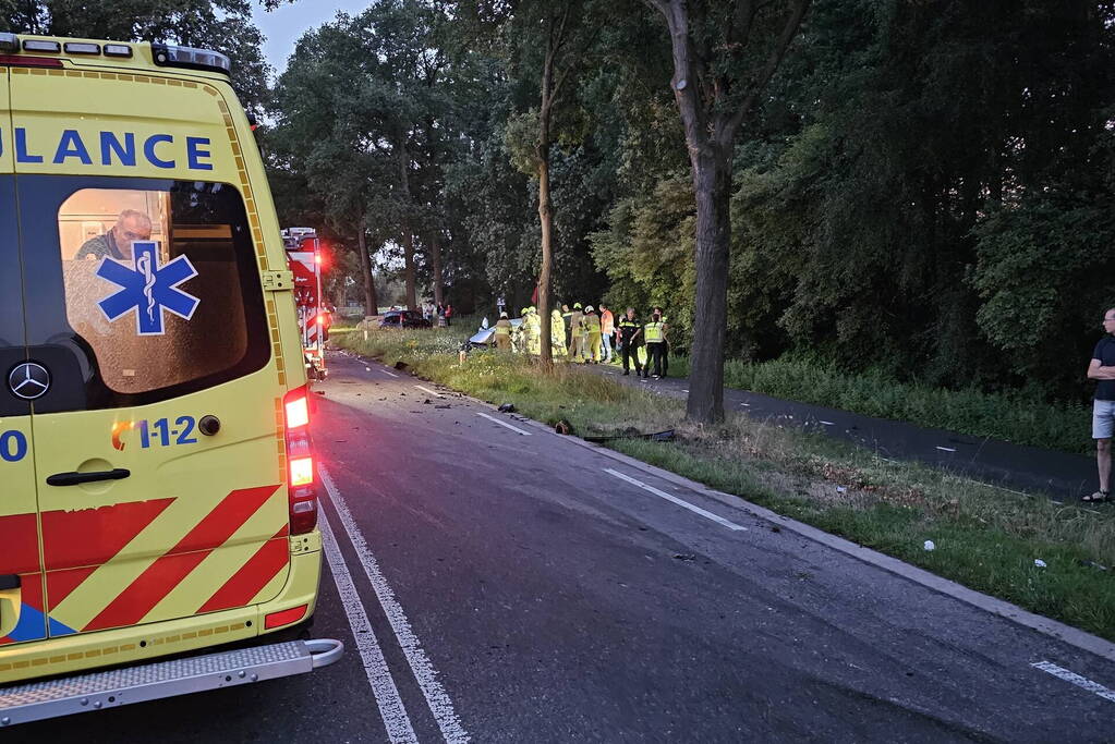 Twee personenauto's frontaal op elkaar gebotst, bestuurster overleden