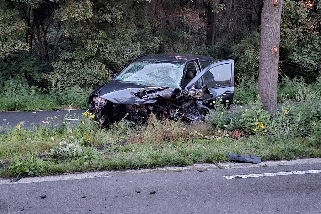 Twee personenauto's frontaal op elkaar gebotst, bestuurster overleden