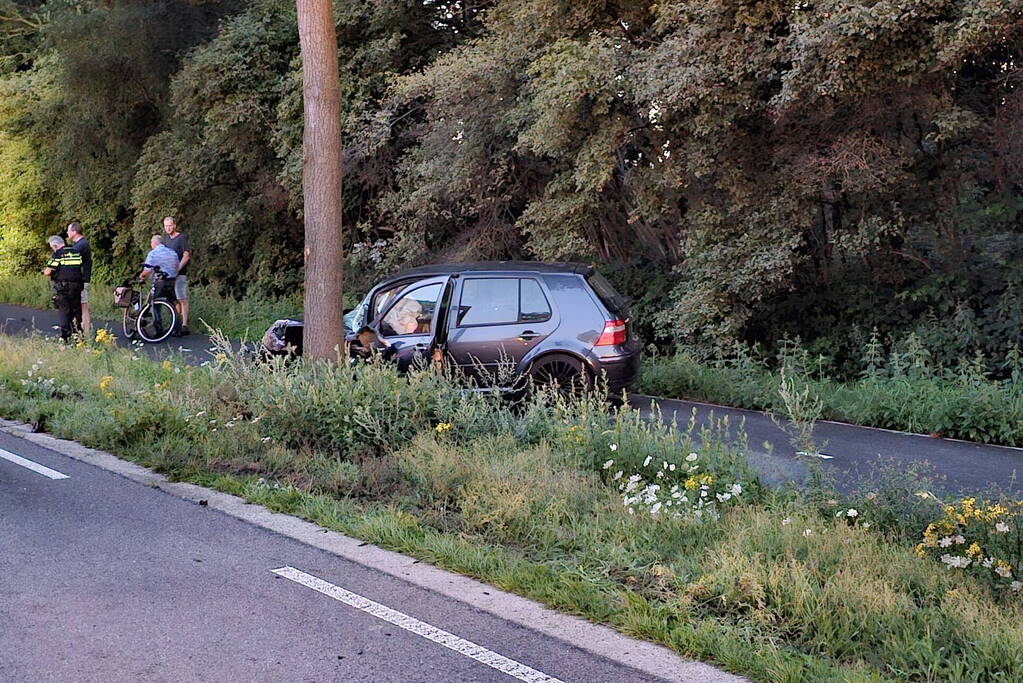 Twee personenauto's frontaal op elkaar gebotst, bestuurster overleden