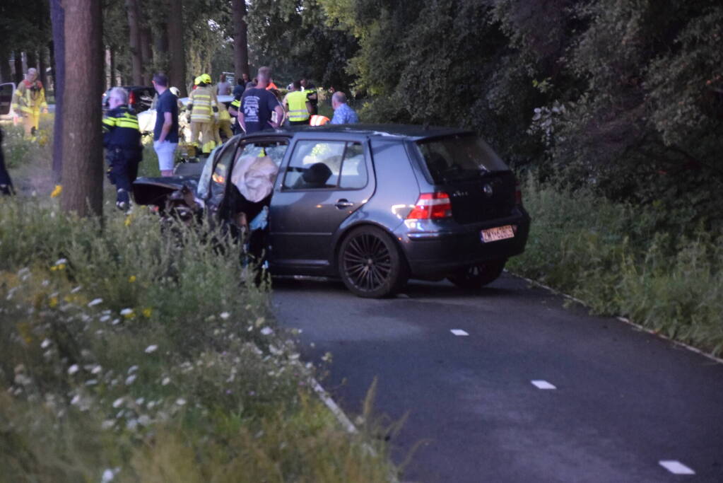 Twee personenauto's frontaal op elkaar gebotst, bestuurster overleden